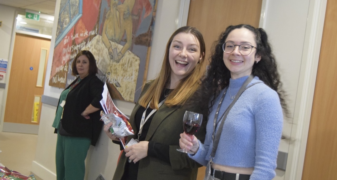 MDX LG – Reps hosting with a smile